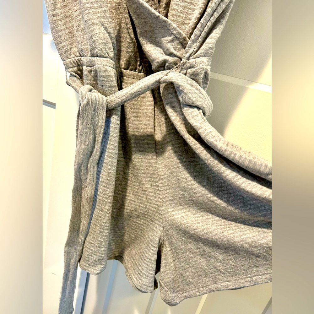 Gap Romper, Sz L, Gray, Wrap top w/ hook and eye closure, Pockets, Tie belt NWT - Picture 5 of 7
